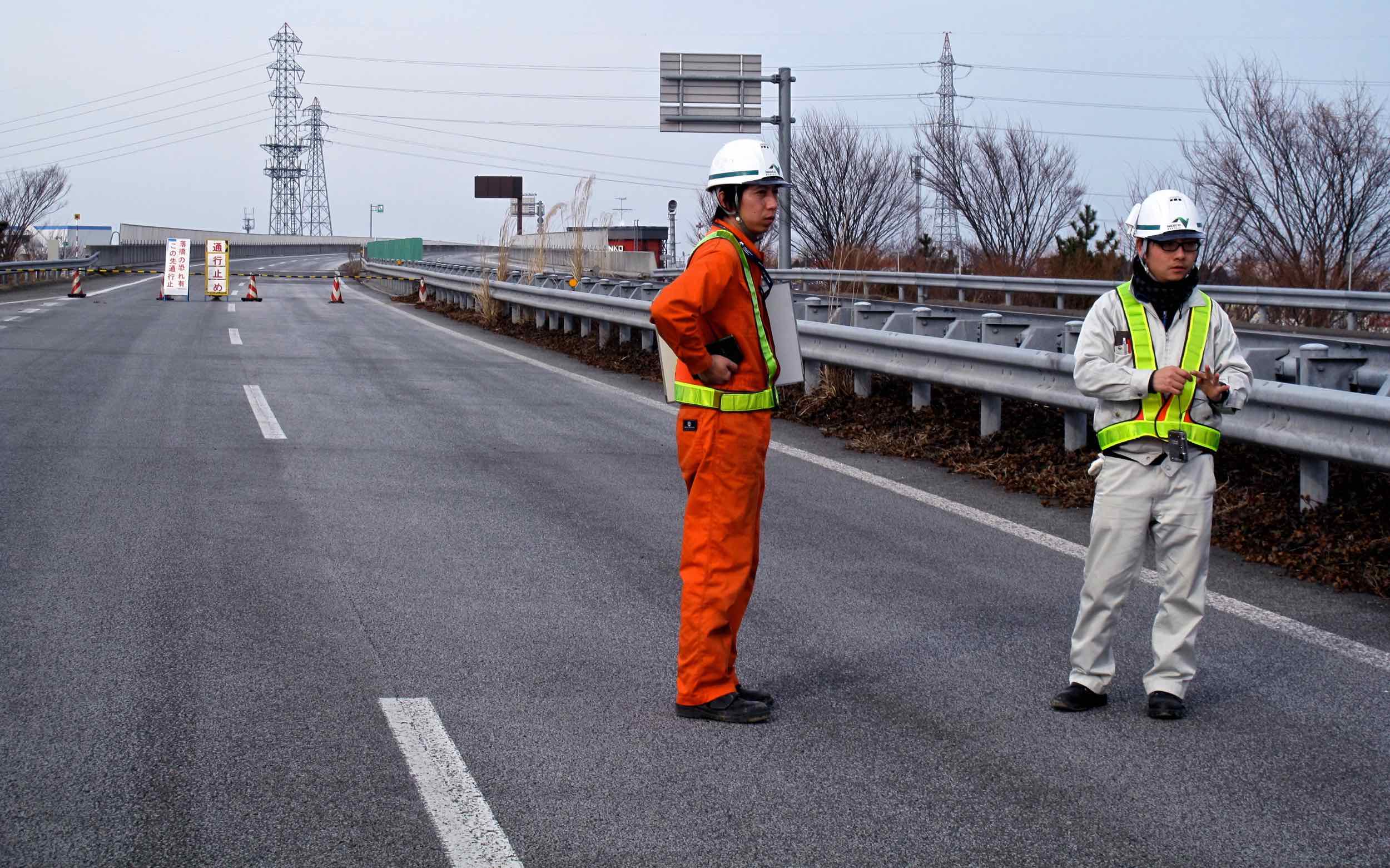  3/13 bridge closed on the Tōhoku Expressway, southern outskirts of Sendai 