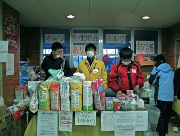  3/25 volunteers and health staff at Aoba Middle School, Ishinomaki City 